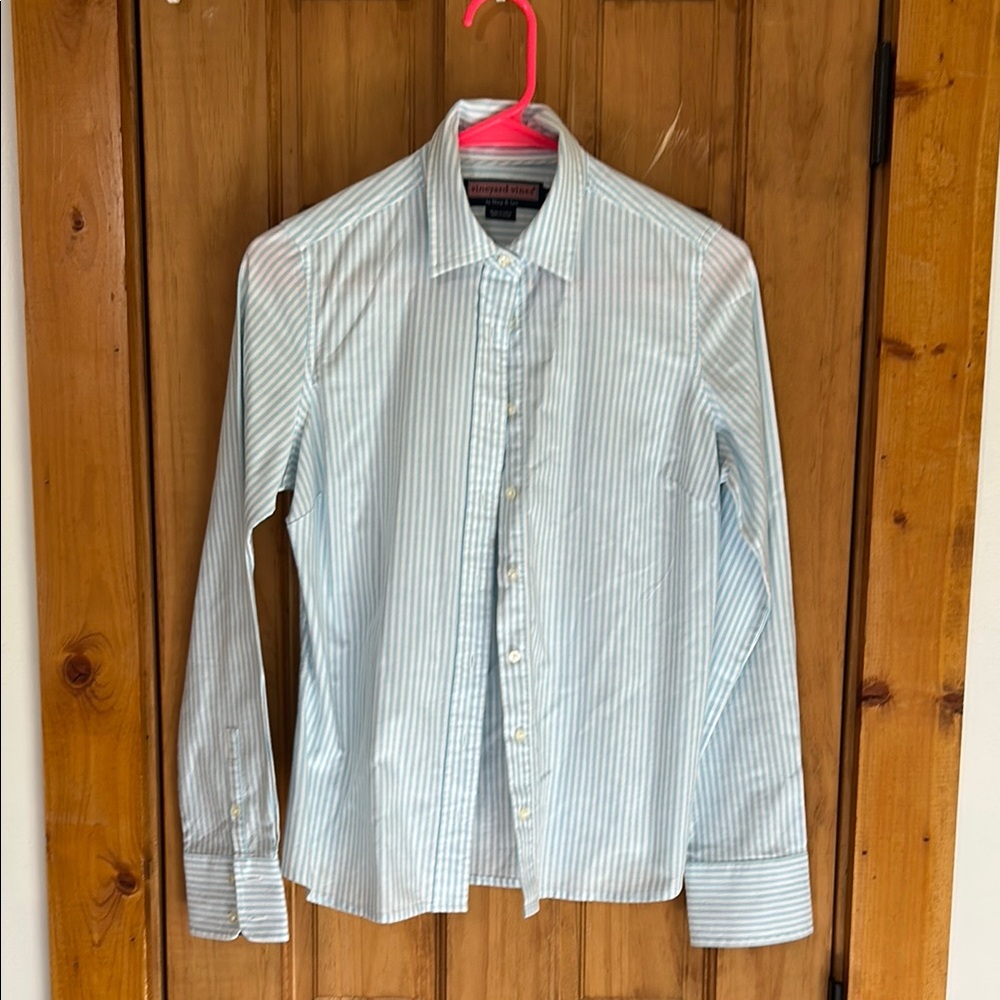 VINEYARD VINES Woman’s Blue Striped Shirt.